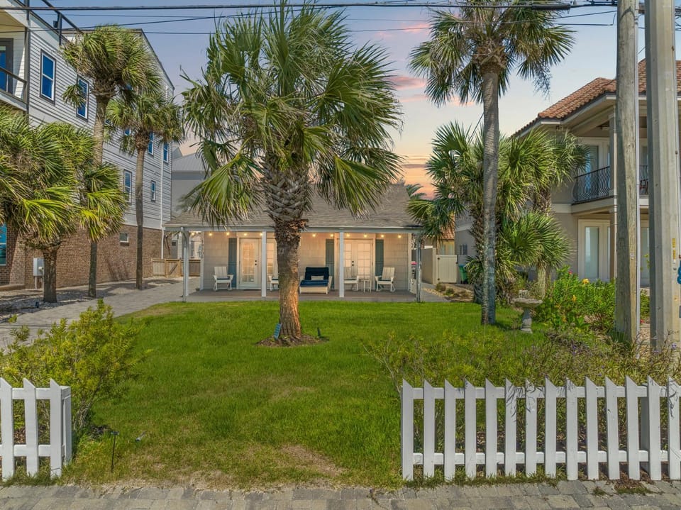 Cute Beach Cottage Steps to the Beach! Panama City Beach, FL! House in Laguna Beach