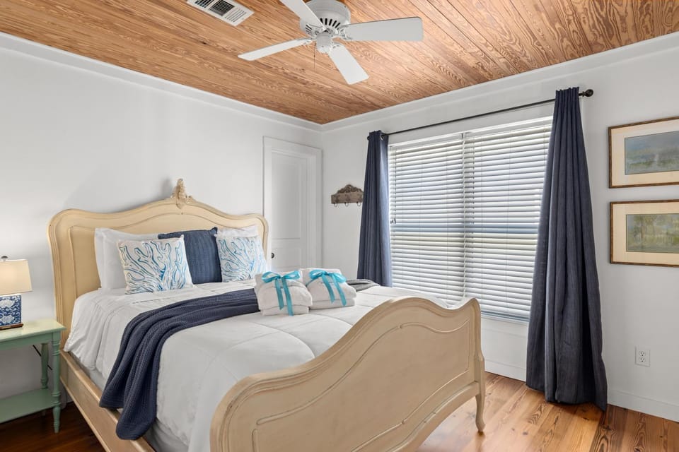 Cute Beach Cottage Steps to the Beach! Panama City Beach, FL! House in Laguna Beach