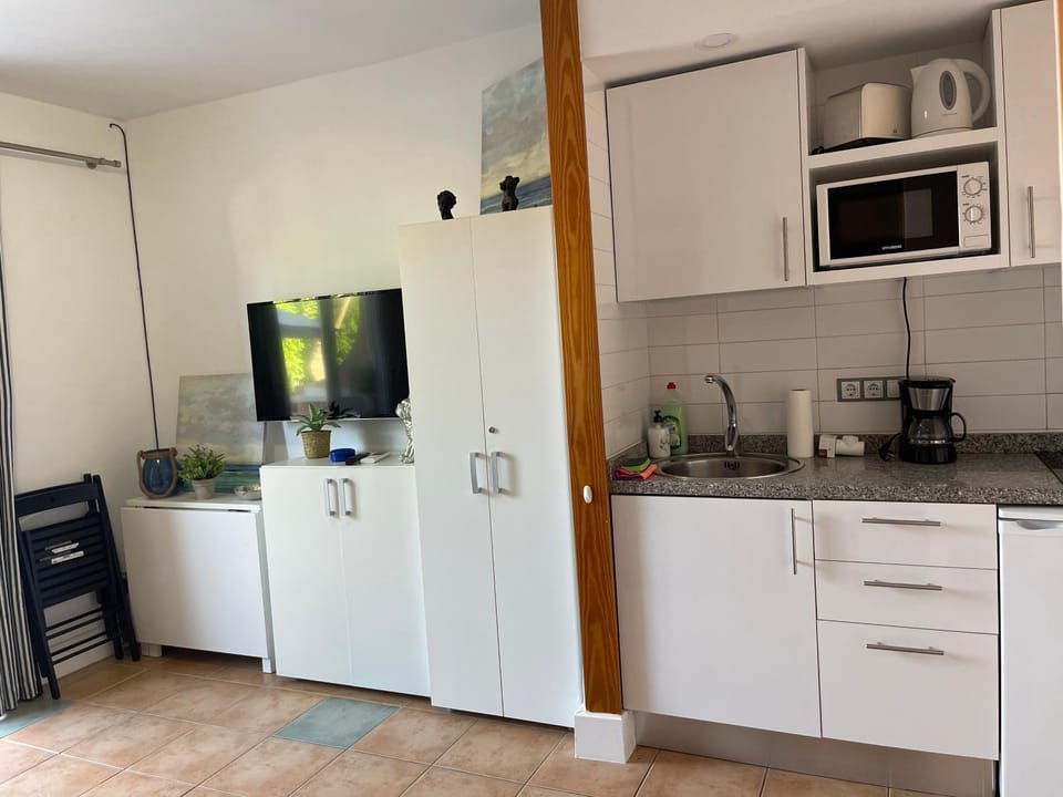 Kitchen or kitchenette, minibar, stove