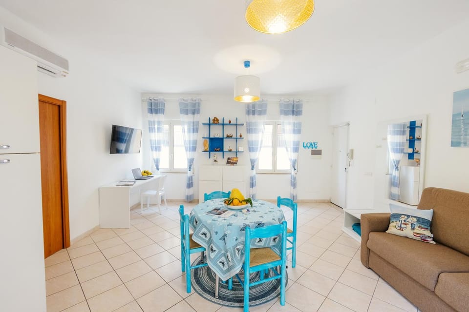 TV and multimedia, Kitchen or kitchenette, Living room, Seating area, Dining area