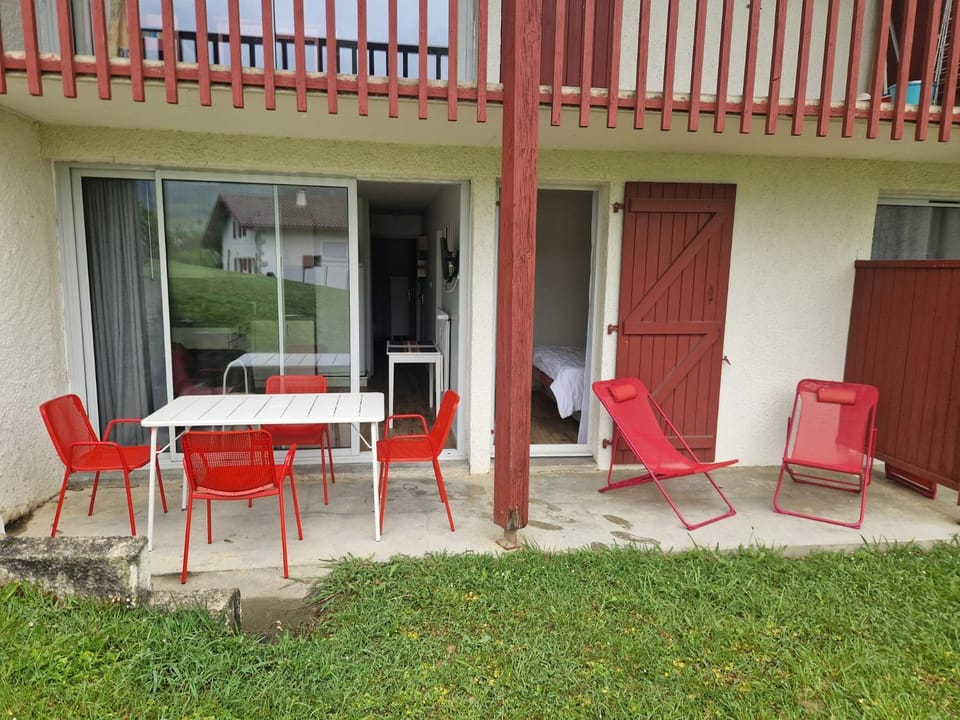 BAYONNE Piscine Vue Montagnes Apartment in Espelette