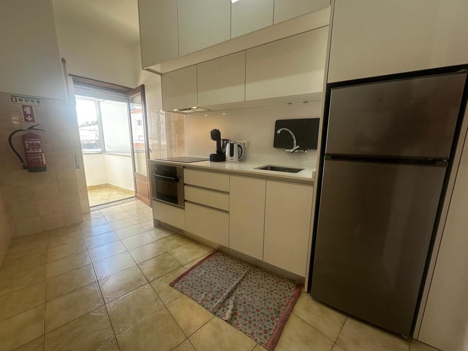 Coffee/tea facilities, Kitchen or kitchenette, oven, stove