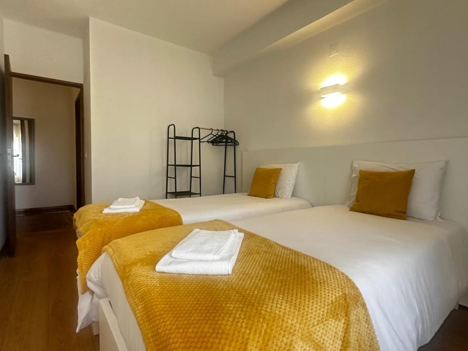 Bed, Bedroom, towels