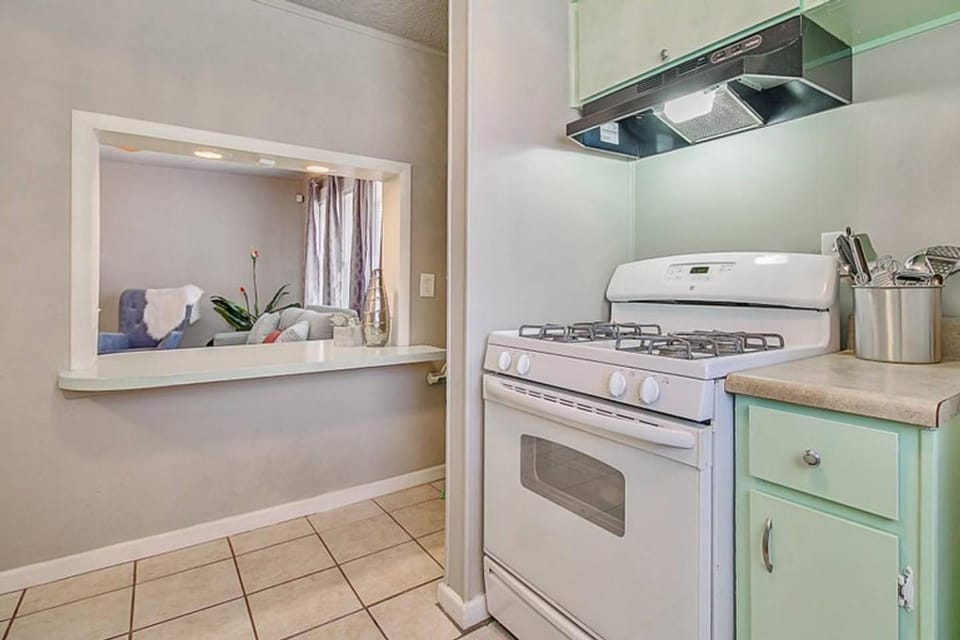 Cozy & Comfy - Few blocks away from Plaza District Apartment in Oklahoma City