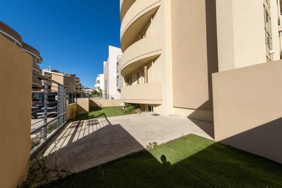 Property building, Garden, Parking