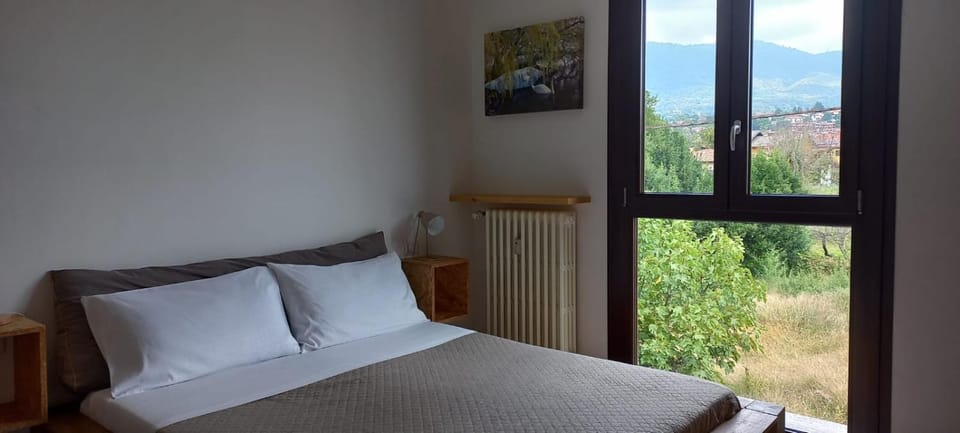 Bedroom, Mountain view