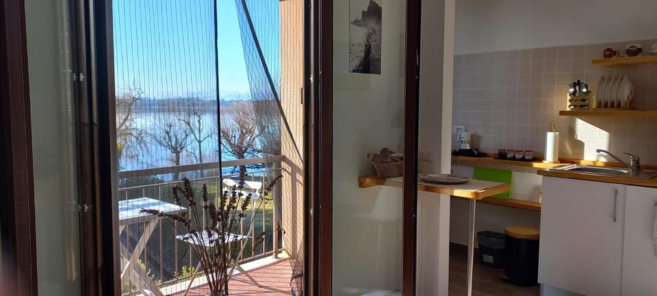 Balcony/Terrace, Dining area, Lake view