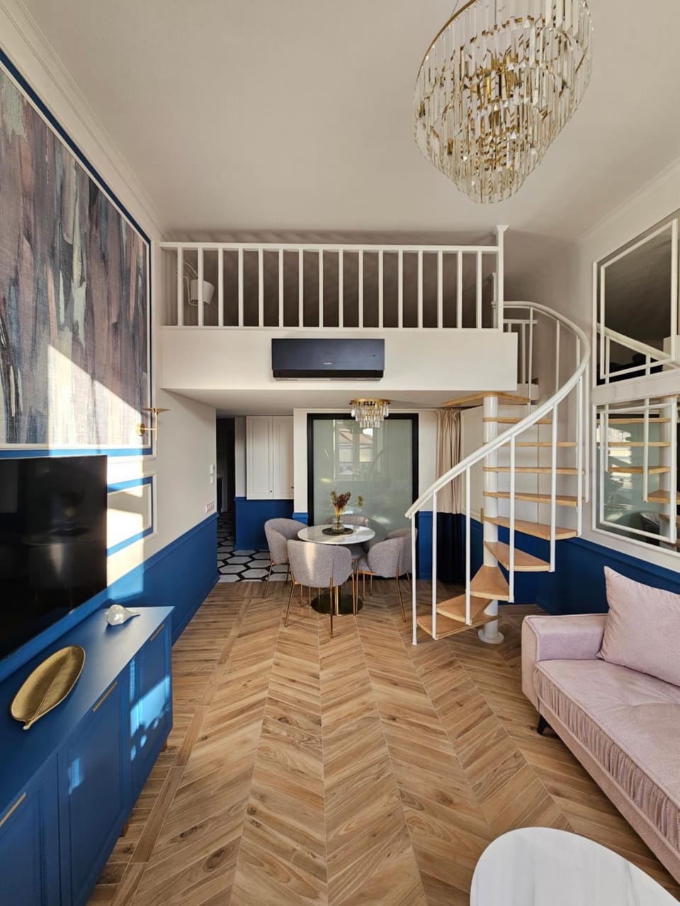 Bed, TV and multimedia, Living room, Photo of the whole room, Seating area, Bedroom