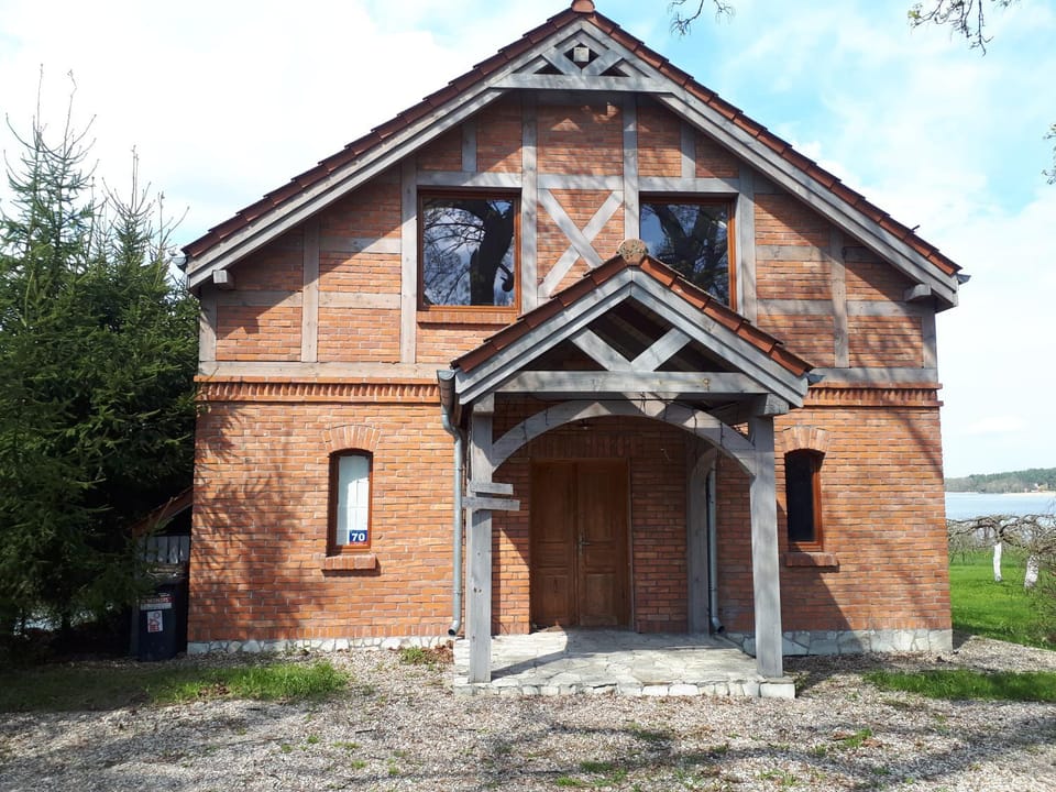 Dom nad jeziorem z linią brzegową House in Poland