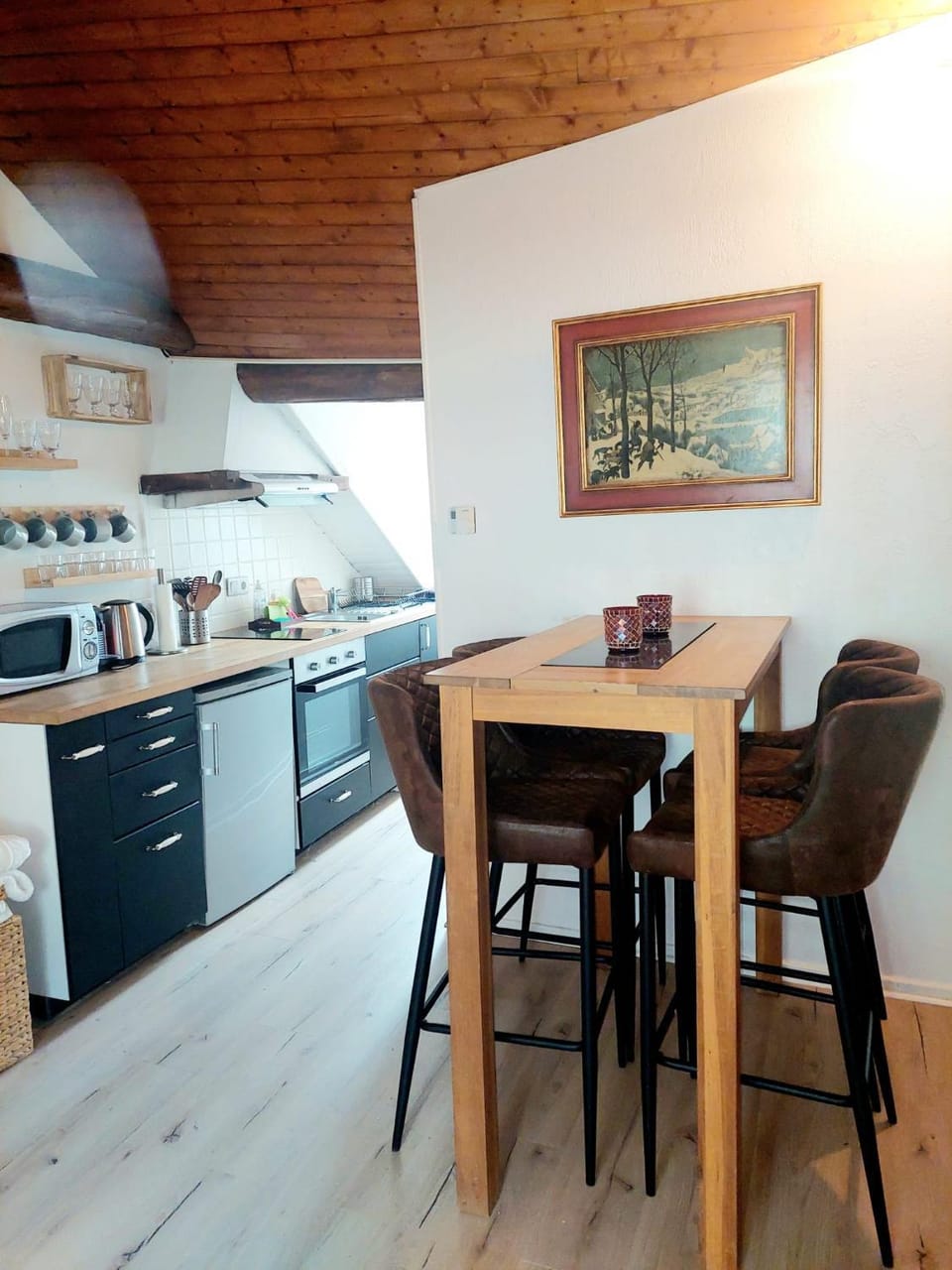 Kitchen or kitchenette, Dining area