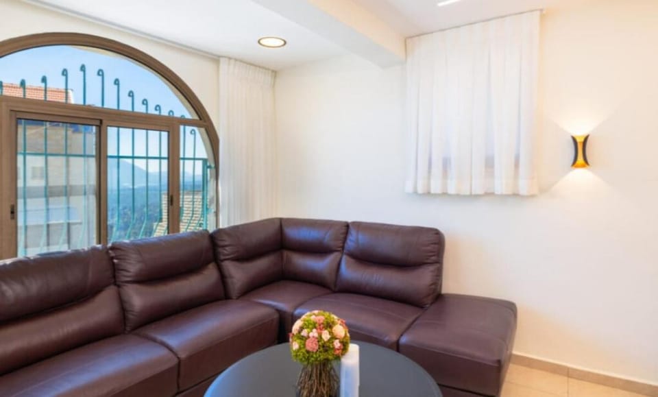הטרקלין בעתיקה House in North District