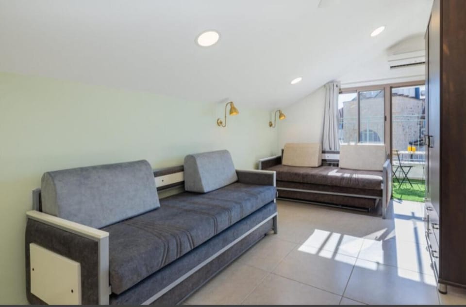 הטרקלין בעתיקה House in North District