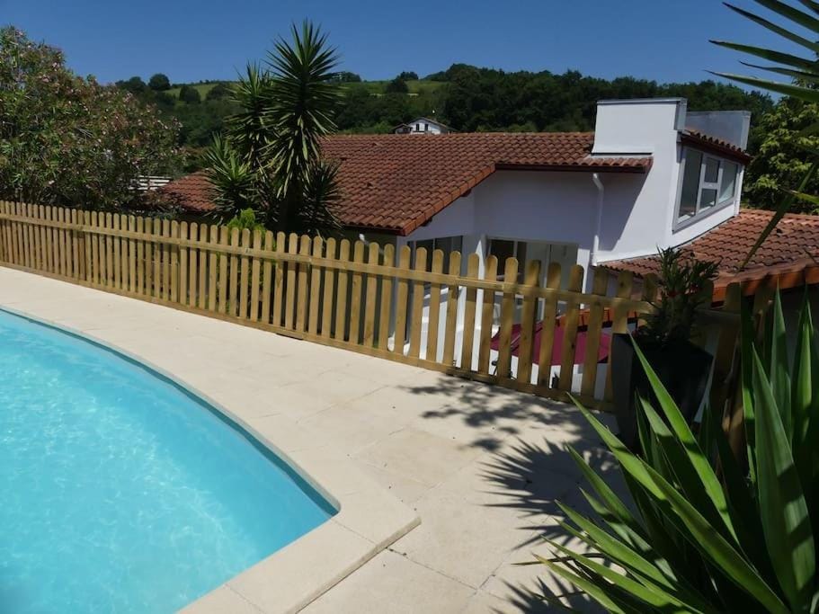 VILLATIMAHE 4 étoiles vue montagnes au calme 6 min des plages Villa in Hendaye