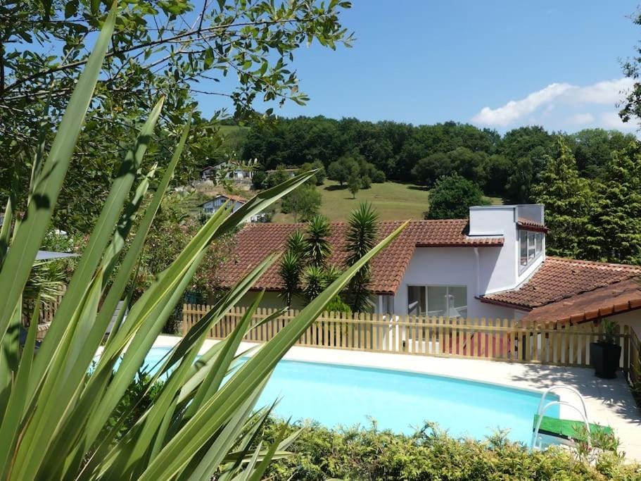 VILLATIMAHE 4 étoiles vue montagnes au calme 6 min des plages Villa in Hendaye