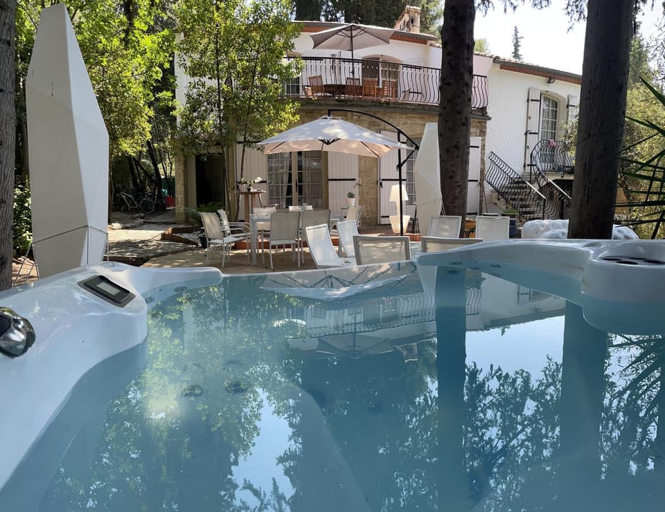 VillaJacuzzi privatif sans vis à vis en ville 12 mn des plages Villa in Montpellier