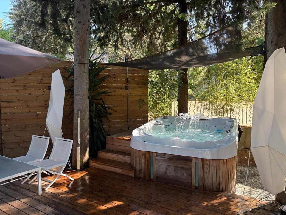 Villa 3ch 6pers climatisée avec jacuzzi jardin 3 terrasses Montpellier centre ville 12 mn des plages Villa in Montpellier