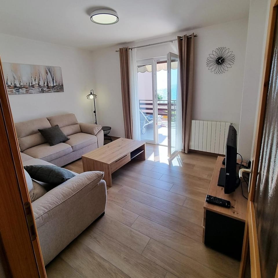 Bed, TV and multimedia, Living room, Photo of the whole room, Seating area, Sea view