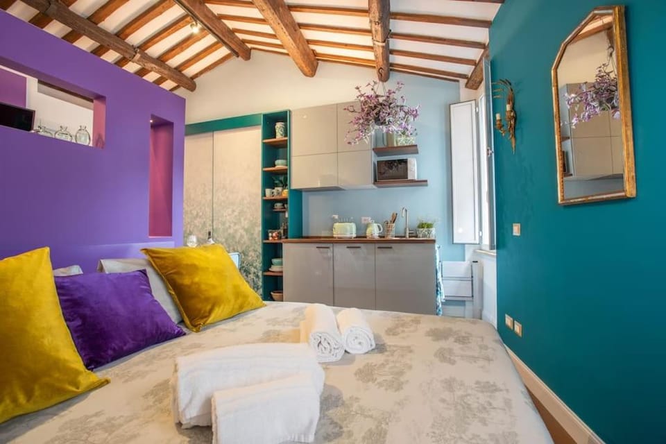 Bed, Coffee/tea facilities, Kitchen or kitchenette, Photo of the whole room, Bedroom, toaster, towels
