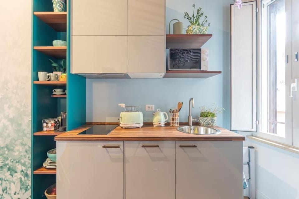 Coffee/tea facilities, Kitchen or kitchenette, stove, toaster