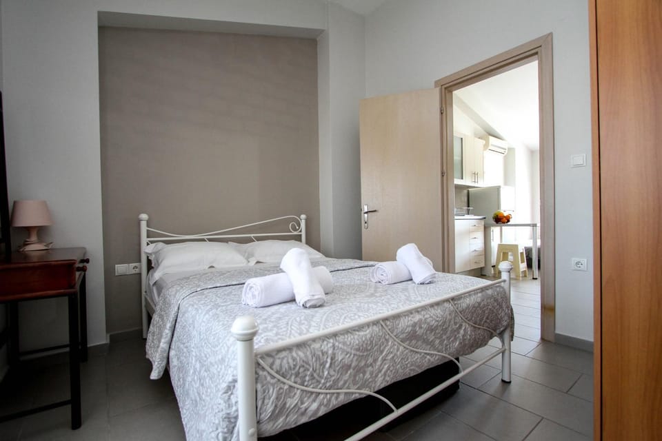 Bed, Bedroom, towels, wardrobe