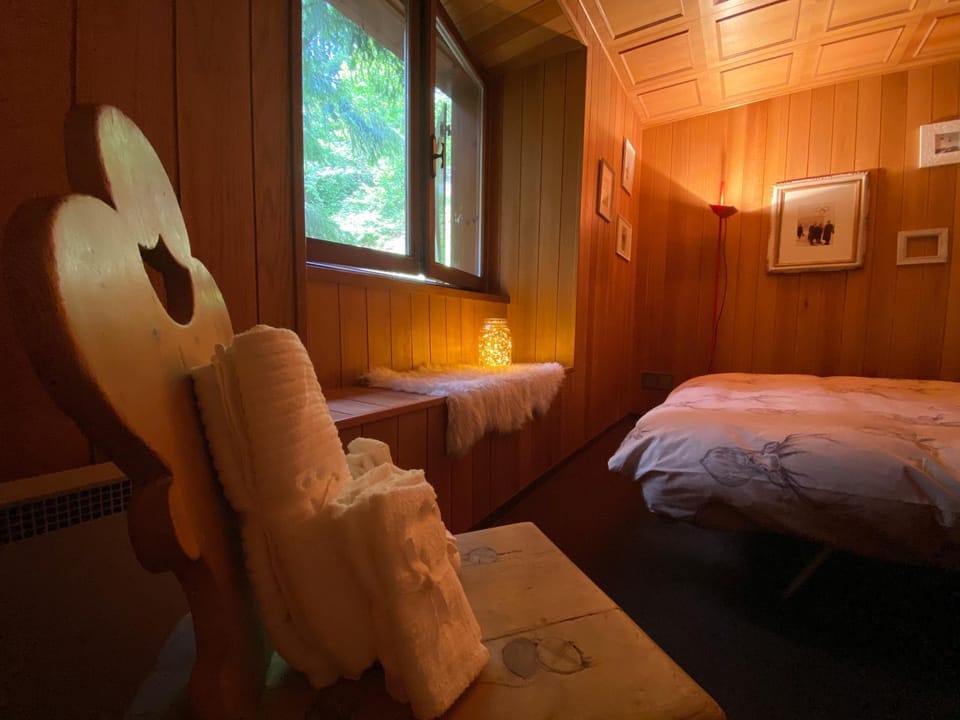 Bedroom, towels
