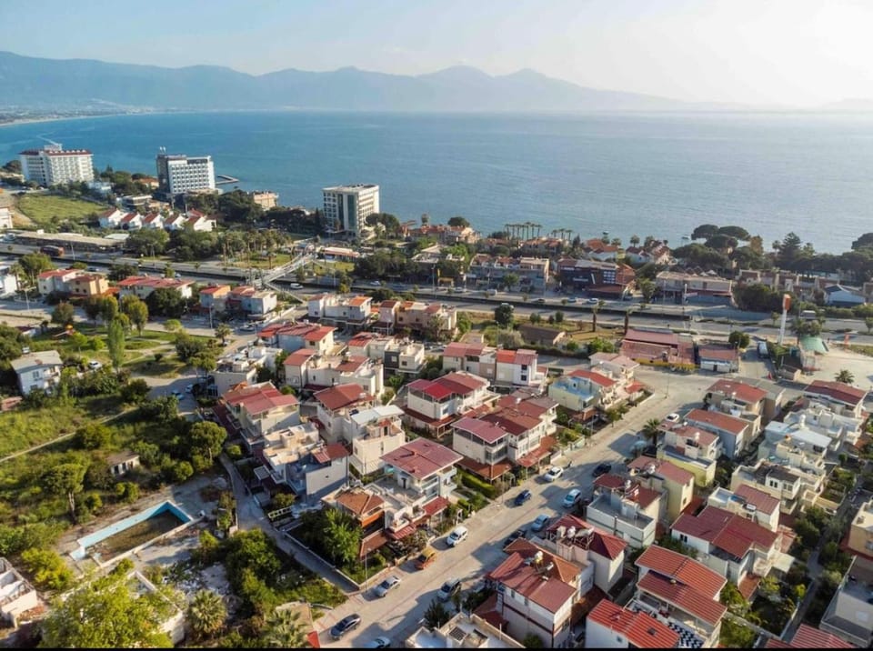 Property building, Nearby landmark, Neighbourhood, Natural landscape, Bird's eye view, City view, Sea view, Street view, Location, Parking