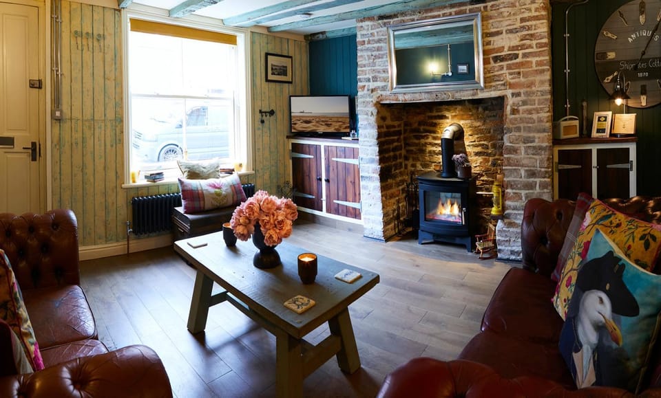 Living room, fireplace, fireplace, pet friendly