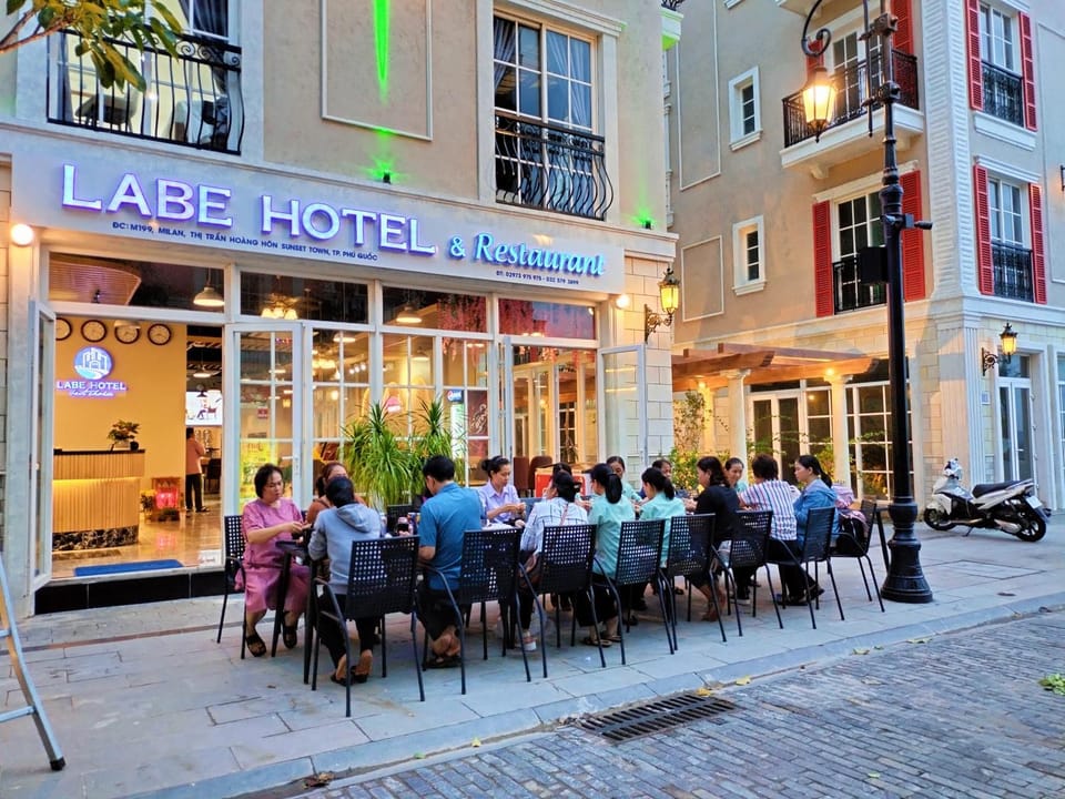 Property building, Restaurant/places to eat, Day, People, Property logo or sign, Food and drinks, Banquet/Function facilities, Logo/Certificate/Sign, Food, City view, Location, group of guests, Certificate/Award