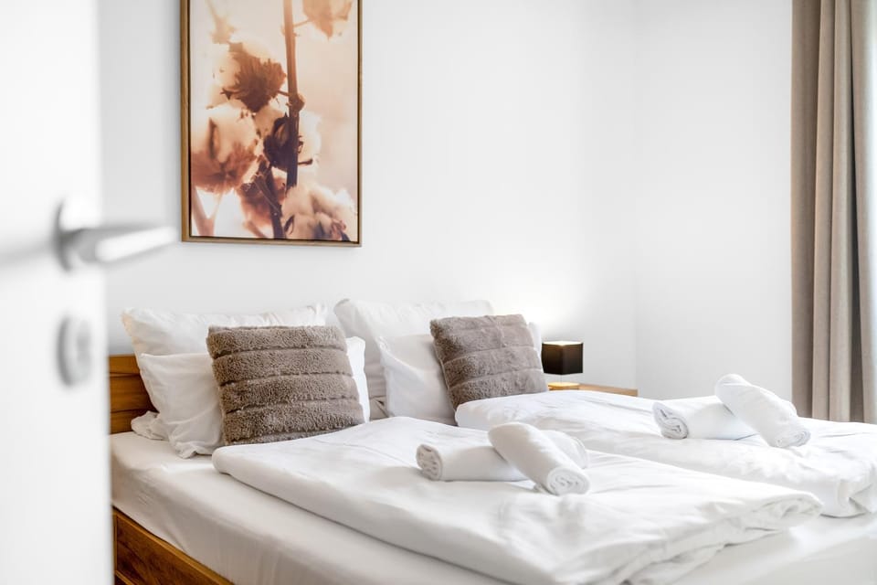 Bed, Photo of the whole room, Bedroom, towels