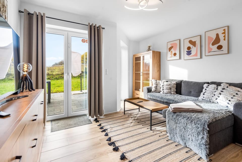 TV and multimedia, Living room, Seating area, Evening entertainment