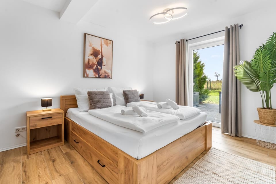 Bed, Photo of the whole room, Bedroom, towels