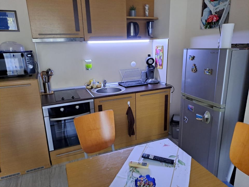Kitchen or kitchenette, Dining area, oven