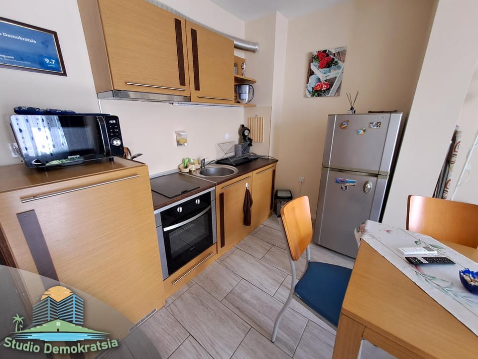 Coffee/tea facilities, microwave, oven, kitchen