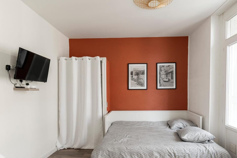 Bed, TV and multimedia, Photo of the whole room, wardrobe