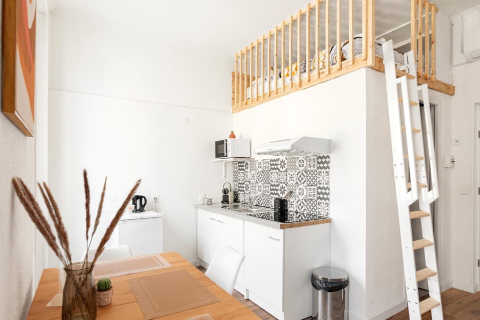 Bed, Coffee/tea facilities, Kitchen or kitchenette, Dining area, microwave, stove