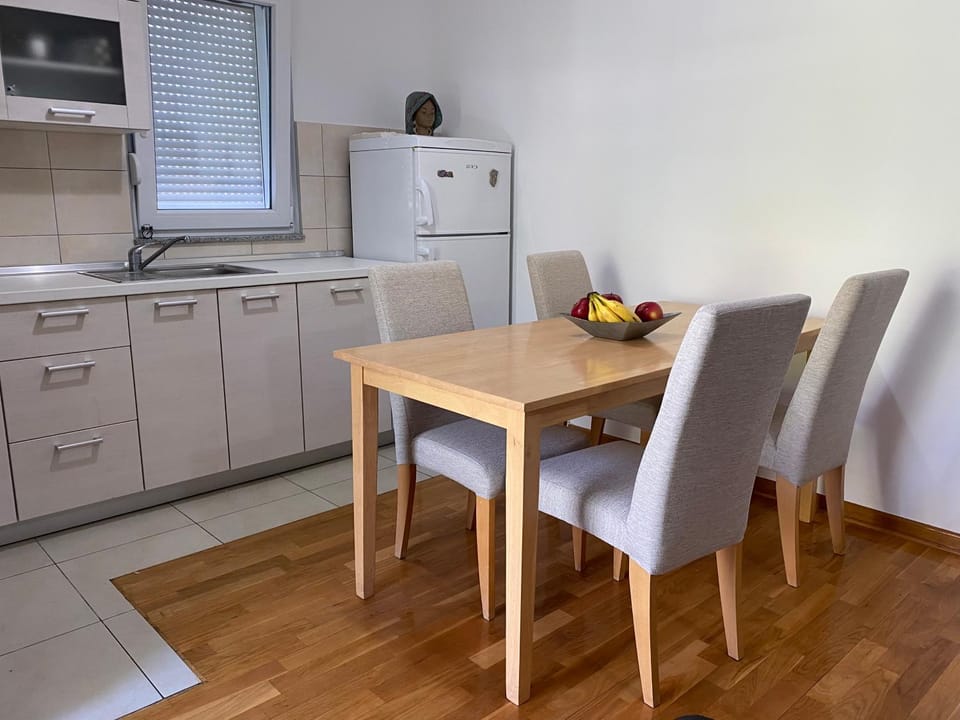 Kitchen or kitchenette, Dining area, pet friendly, stove