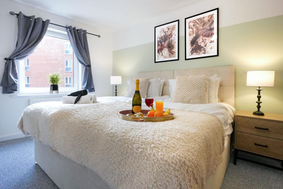 Bed, Photo of the whole room, Bedroom