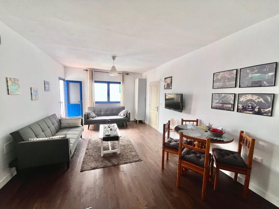 TV and multimedia, Living room, Seating area, Dining area