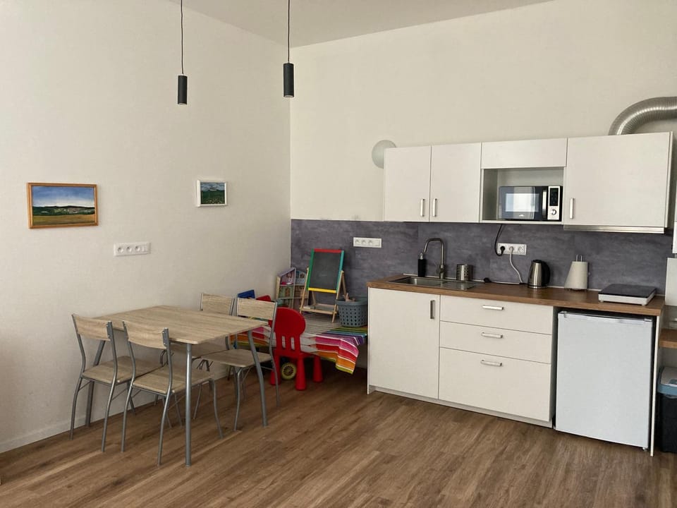 Coffee/tea facilities, Kitchen or kitchenette, Dining area, oven, stove