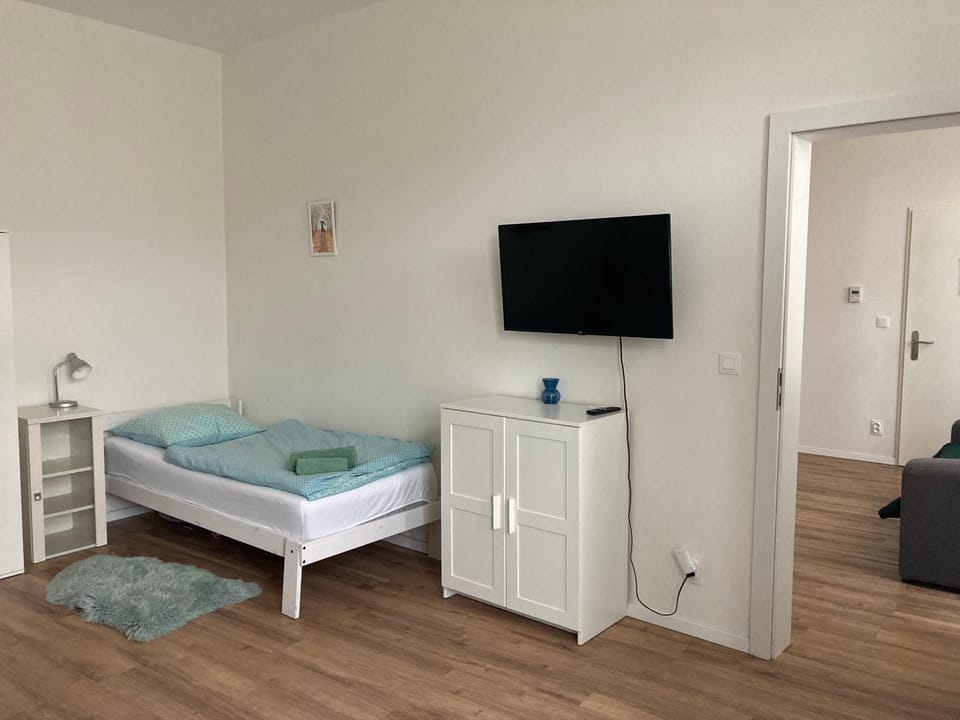 Bed, TV and multimedia, Bedroom
