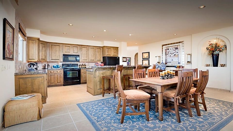 Kitchen or kitchenette, Dining area