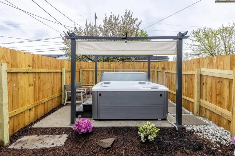 Quiet Modern Home w/ Hot Tub! House in Parma