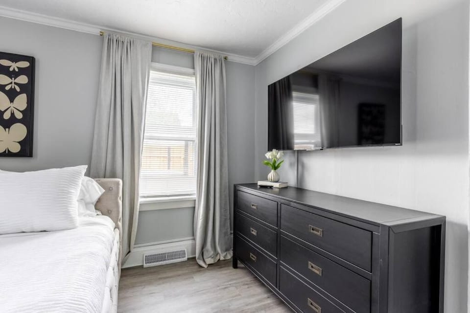 Quiet Modern Home w/ Hot Tub! House in Parma