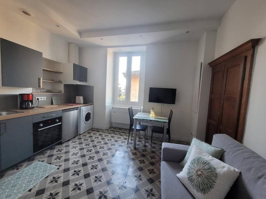 Kitchen or kitchenette, Living room, Seating area, Dining area