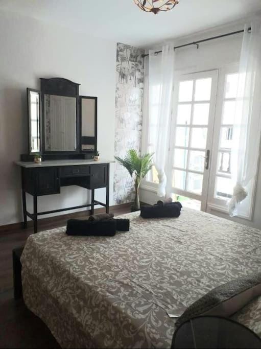 Bed, TV and multimedia, Balcony/Terrace, Photo of the whole room, Bedroom