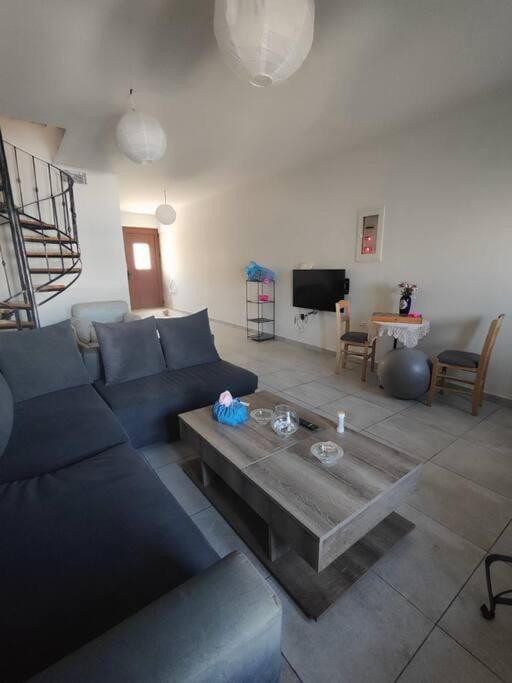 Seafront two-storey house in Kardamyla House in Decentralized Administration of the Aegean