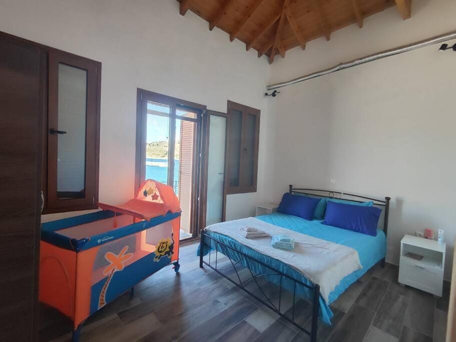 Seafront two-storey house in Kardamyla House in Decentralized Administration of the Aegean