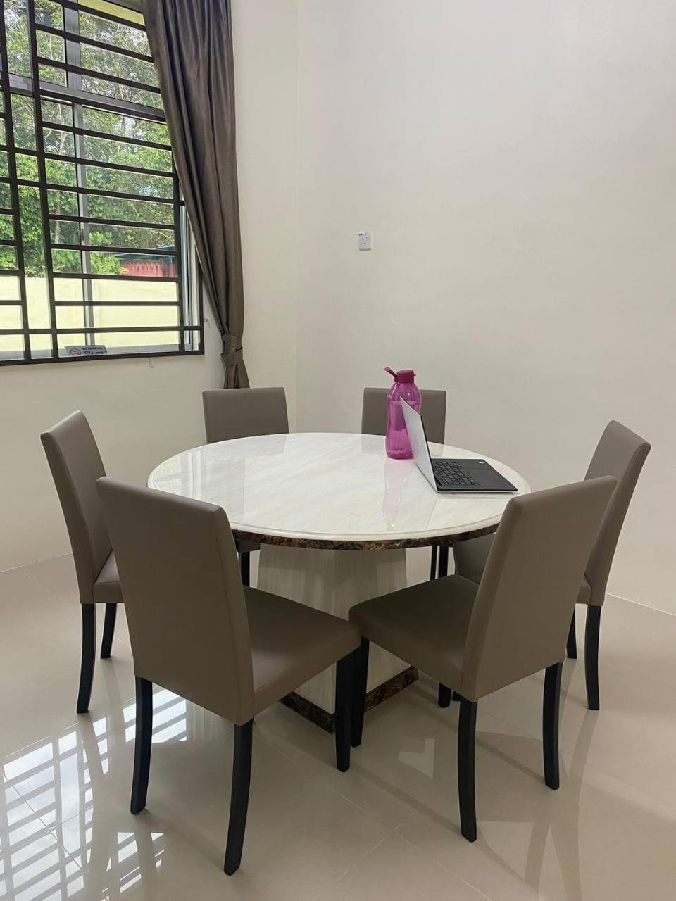 Seating area, Dining area