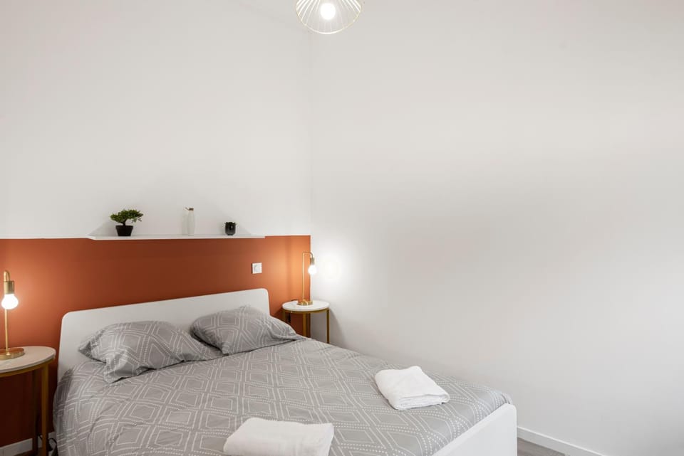 Bed, Photo of the whole room, Bedroom, towels