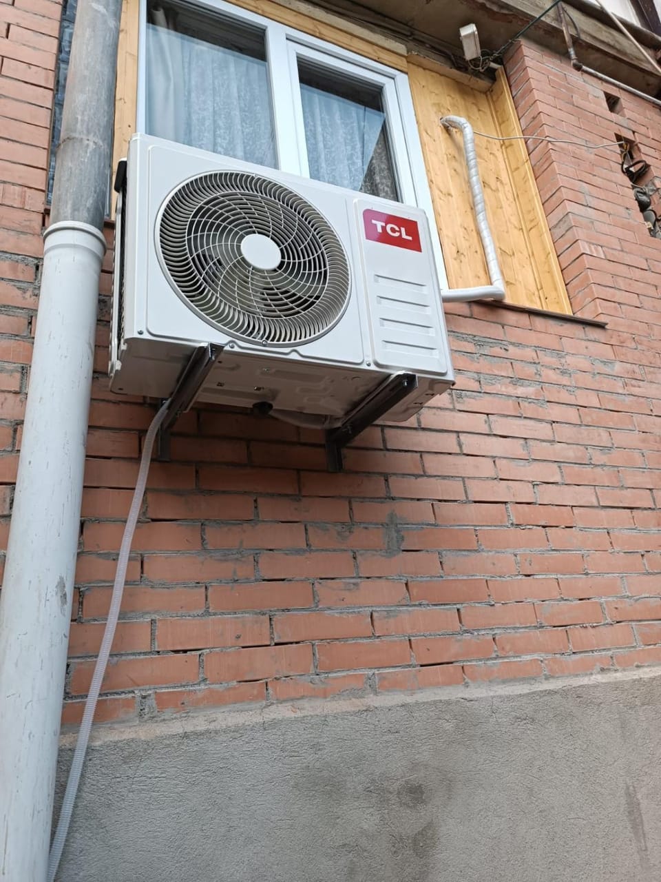 Property building, Day, air conditioner